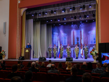 губернатор Алексей Островский поздравил ветеранов, военнослужащих и сотрудников войск национальной гвардии с 5-летним юбилеем образования Росгвардии - фото - 1