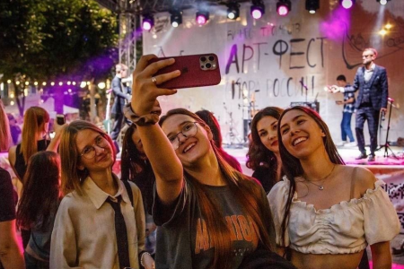 в День молодежи в Смоленске выступят звезды российской эстрады - фото - 2