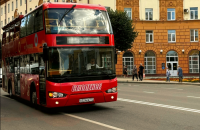 около 22 тысяч экскурсантов прокатились на красных двухэтажных автобусах по Смоленску с начала 2026 года - фото - 1