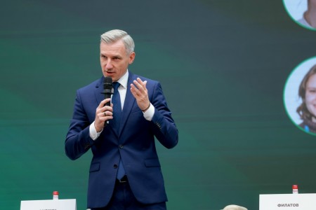 губернатор Василий Анохин принял участие в слете молодежного актива Группы "НЭК" - фото - 1