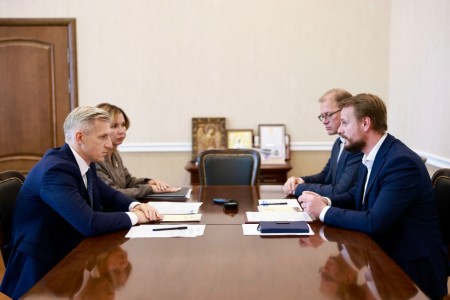губернатор Василий Анохин провёл рабочую встречу с замгендиректора Общества «Знание» Георгием Будным - фото - 1