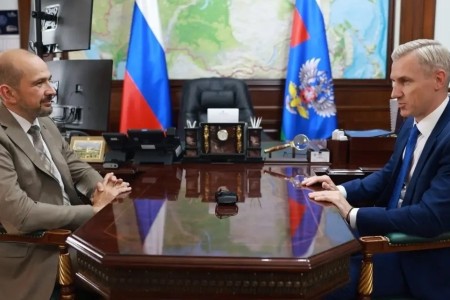 губернатор Василий Анохин обсудил развитие Рославльского вагоноремонтного завода с главой Росжелдора Александром Сахаровым - фото - 3