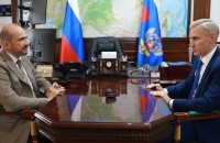 губернатор Василий Анохин обсудил развитие Рославльского вагоноремонтного завода с главой Росжелдора Александром Сахаровым - фото - 3