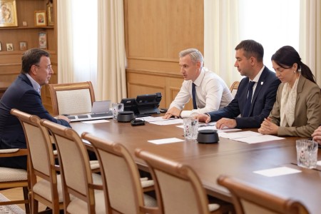 губернатор Василий Анохин провёл рабочую встречу с учредителем ООО «Золотая Нива» Аркадием Михайловичем Большаковым - фото - 1