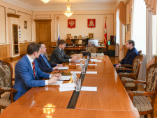 рабочая встреча Губернатора Алексея Островского с заместителем Министра финансов РФ Алексеем Моисеевым и руководством компании АЛРОСА - фото - 1