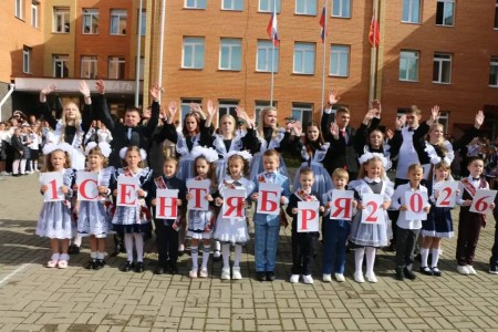 более 90 тысяч школьников Смоленской области сели за парты в День знаний - фото - 1