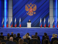 губернатор Алексей Островский принял участие в церемонии оглашения ежегодного Послания Президента России Федеральному Собранию РФ - фото - 1