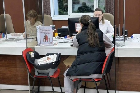 в Смоленской области в 9 отделениях МФЦ открыты специализированные окна по вопросам материнства и детства - фото - 1