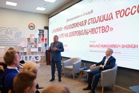 губернатор Василий Анохин принял участие в заседании Молодёжного дискуссионного клуба по развитию добровольчества - фото - 1