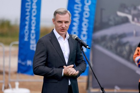 губернатор Василий Анохин принял участие в закладке камня ледовой арены Ильи Авербуха «Наследие» в Десногорске - фото - 1