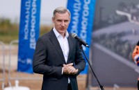 губернатор Василий Анохин принял участие в закладке камня ледовой арены Ильи Авербуха «Наследие» в Десногорске - фото - 1