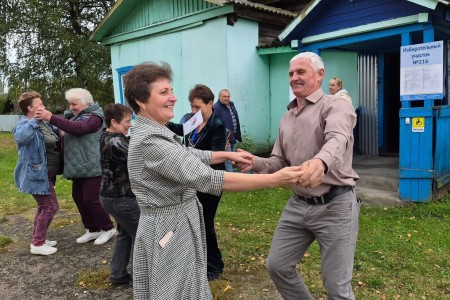 в Смоленской области избиратели проводят время на участках с пользой и радостью - фото - 1