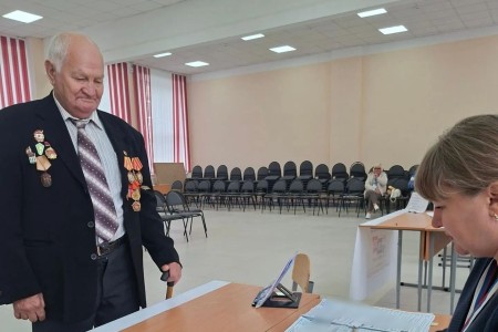 второй день голосования в Смоленской области: активность, добрые традиции и осеннее настроение - фото - 1