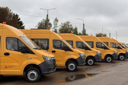в Смоленске вручили ключи от 24 новых школьных автобусов - фото - 1