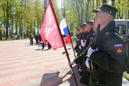 губернатор Василий Анохин поздравил военнослужащих и ветеранов с Днем Сухопутных войск - фото - 1