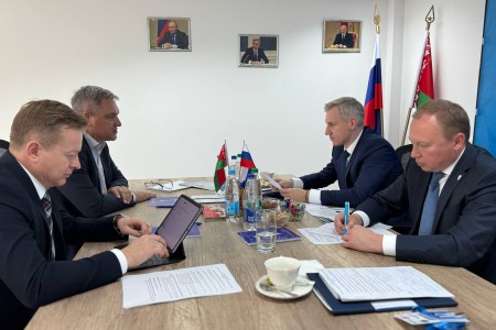 губернатор Василий Анохин обсудил с белорусскими и смоленскими предпринимателями новые производства в регионе - фото - 1