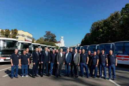 губернатор Василий Анохин поздравил работников и ветеранов автомобильного и городского пассажирского транспорта с профессиональным праздником - фото - 1