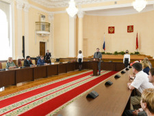 губернатор Алексей Островский вручил награды работникам скорой медицинской помощи - фото - 1