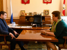 губернатор Алексей Островский провел рабочую встречу с депутатом Государственной Думы Ольгой Окуневой - фото - 1