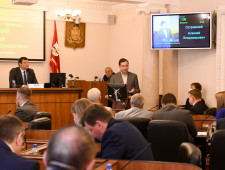 губернатор Алексей Островский выступил с ежегодным отчетом перед депутатами областной Думы - фото - 1