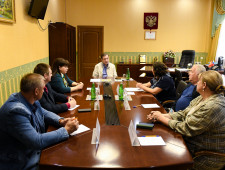 губернатор Алексей Островский провел рабочую встречу с активистами Вяземского района - фото - 1