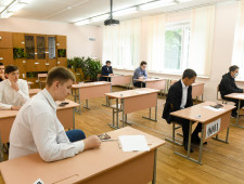 губернатор Алексей Островский проинспектировал работу пункта проведения экзамена в Пригорской средней школе - фото - 2