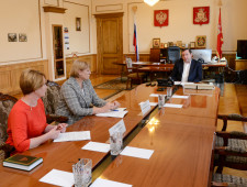 губернатор Алексей Островский заслушал доклад о промежуточных итогах проведения ЕГЭ - фото - 1