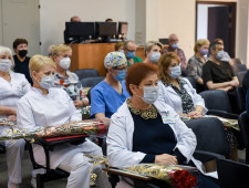 губернатор Алексей Островский поздравил коллектив Федерального центра травматологии, ортопедии и эндопротезирования с профессиональным праздником - фото - 1