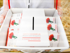 губернатор Алексей Островский присоединился к Всероссийской акции «Красная гвоздика» - фото - 1