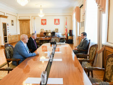 рабочая встреча Губернатора Алексея Островского с председателем Федерации независимых профсоюзов России Михаилом Шмаковым - фото - 1