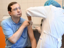 губернатор Алексей Островский сделал повторную вакцинацию от COVID-19 - фото - 1