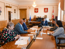 рабочая встреча Губернатора Алексея Островского с Председателем профсоюза работников здравоохранения РФ Анатолием Домниковым - фото - 1