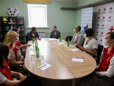 губернатор Алексей Островский ознакомился с работой медицинского ресурсного волонтерского центра «Медволна» - фото - 1