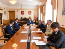 рабочая встреча Губернатора Алексея Островского с генеральным директором АО «АтомЭнергоСбыт» Петром Конюшенко - фото - 1