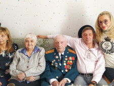 губернатор Алексей Островский поздравил ветерана Великой Отечественной войны Ивана Васильевича Глазкова с 100-летием - фото - 1