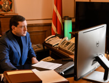 губернатор Алексей Островский провел совещание по вопросу осуществления органами местного самоуправления муниципальных образований государственных полномочий по обеспечению детей-сирот жилыми помещениями - фото - 1