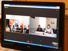 губернатор Алексей Островский провел встречу с сотрудниками и ветеранами социально-оздоровительного центра «Голоевка» - фото - 2