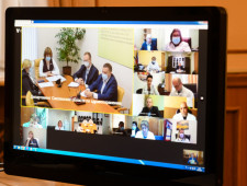 губернатор Алексей Островский провел рабочее совещание с главными врачами областных учреждений здравоохранения - фото - 1