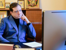 губернатор Алексей Островский провел рабочее совещание по вопросу реализации регионального проекта «Дистанционный помощник врача» - фото - 1