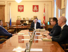 губернатор Алексей Островский провел рабочую встречу с генеральным директором ПАО «Акрон» Владимиром Куницким - фото - 1