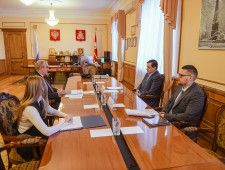 рабочая встреча Губернатора Алексея Островского с заместителем председателя Государственной Думы Федерального собрания Российской Федерации VIII созыва от партии «Единая Россия» Сергеем Неверовым - фото - 1