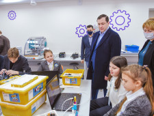губернатор Алексей Островский посетил школьный технопарк «Кванториум» - фото - 1