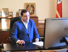 губернатор Алексей Островский ответил на вопросы юридического диктанта - фото - 1