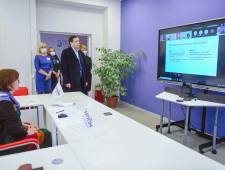 губернатор Алексей Островский посетил Центр непрерывного повышения профессионального мастерства педагогических работников - фото - 1