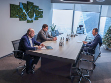 рабочая встреча Губернатора Алексея Островского с генеральным директором Российского экологического оператора Денисом Буцаевым - фото - 1