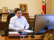 губернатор Алексей Островский поручил выделить средства на обновление парка коммунальной техники в областном центре - фото - 1