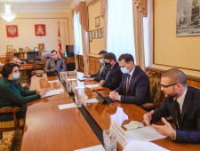 губернатор Алексей Островский провел совещание по ситуации с задолженностью по заработной плате перед сотрудниками ООО «ИЦ «Электролуч» - фото - 1