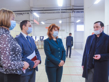 губернатор Алексей Островский посетил новый мобильный пункт вакцинации на улице Индустриальная - фото - 1
