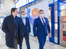 губернатор Алексей Островский посетил обновленную «Спортивную школу по хоккею с шайбой» - фото - 2