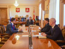 губернатор Алексей Островский провел рабочую встречу с генеральным директором «Производственного объединения Кристалл» Дмитрием Амелькиным - фото - 1